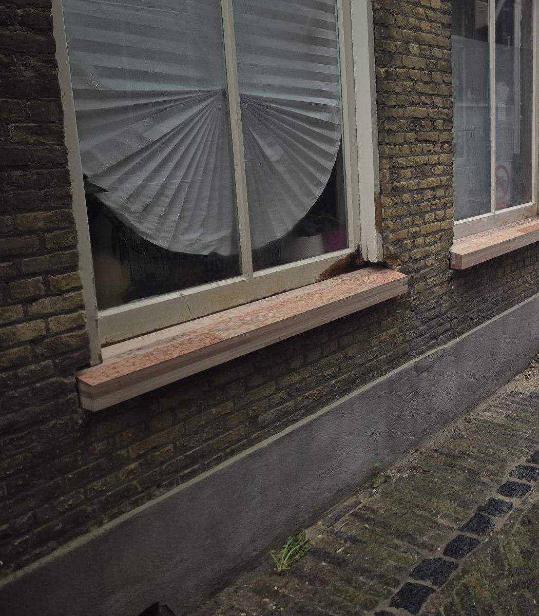 Tijdens: nieuwe houten onderdorpels geplaatst, nog onbehandeld