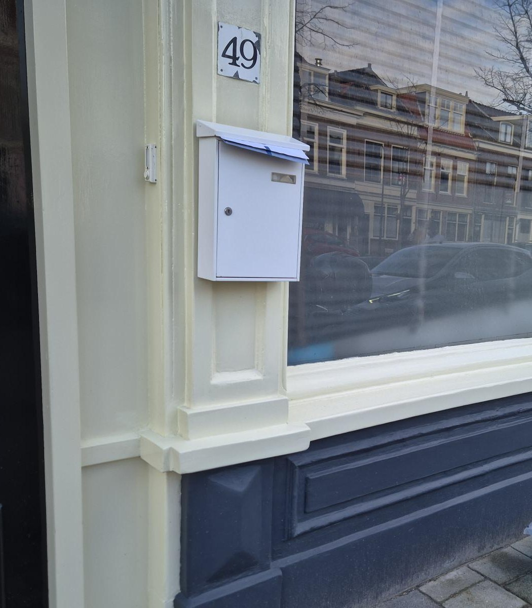 Na: kozijn en pui hersteld en strak geschilderd