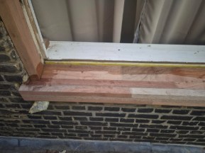 Houten kozijn met nieuwe onderdorpel